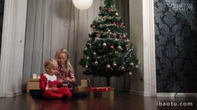 <strong>甜美</strong>的小女孩和<strong>可爱</strong>的学步男孩在圣诞老人服装坐在圣诞树下的地板上，打开礼物